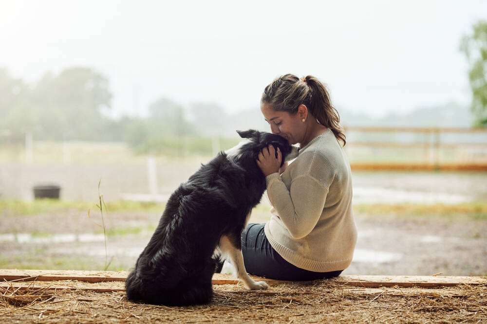 Pige der kysser sin hund