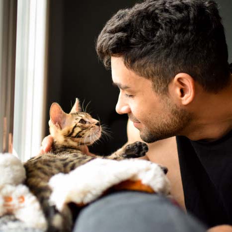 Mand kæler med en kat