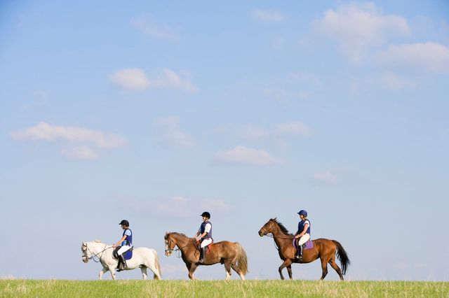 Ponyryttere rider på tur
