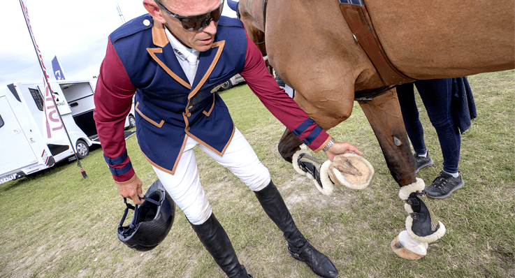 Peder Fredricson viser en hest med barfodsko