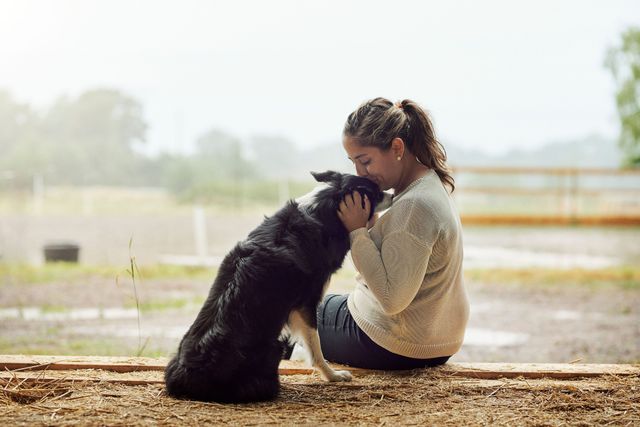 Kvinde kysser sin hund