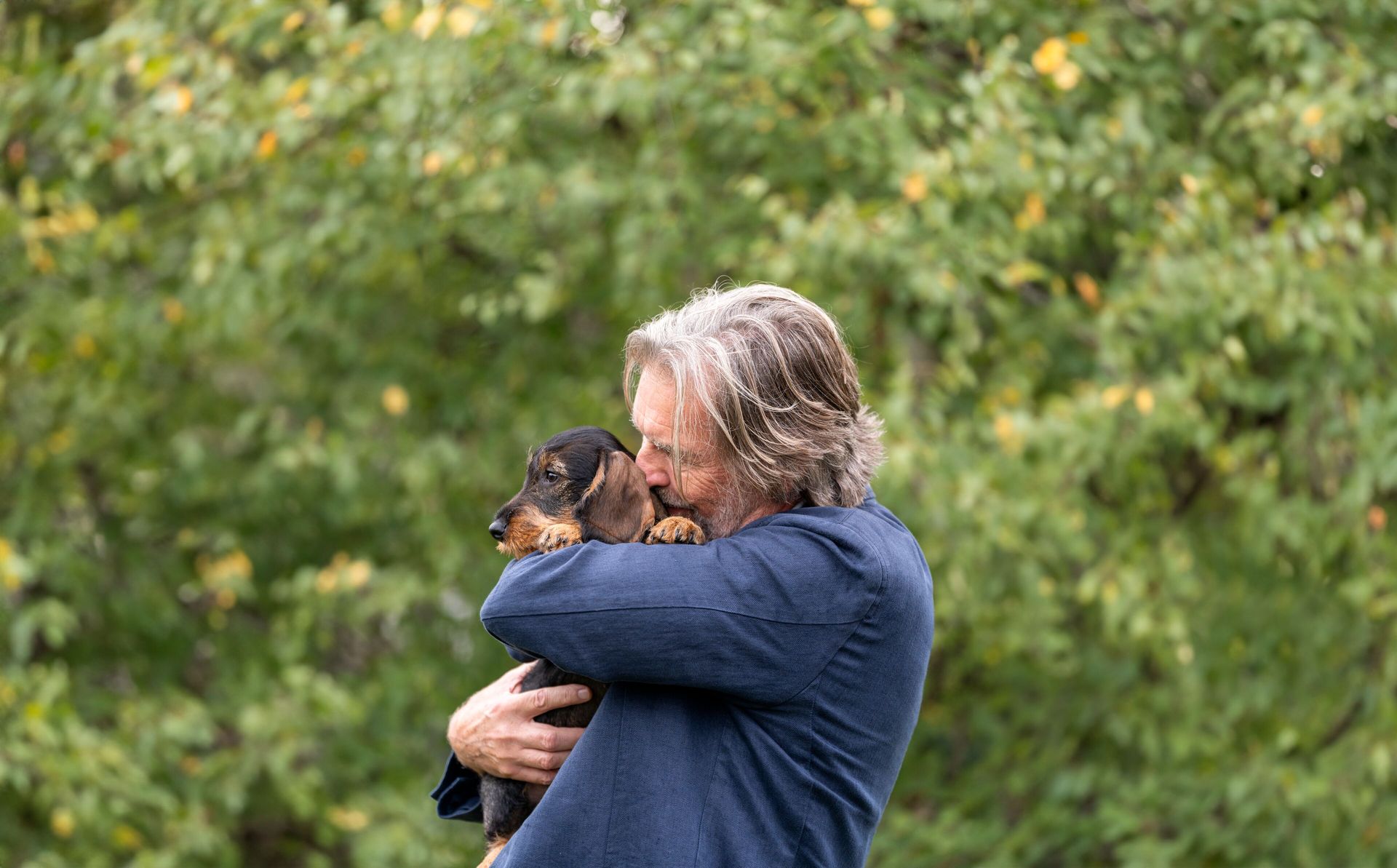 Man krammer en gravhund