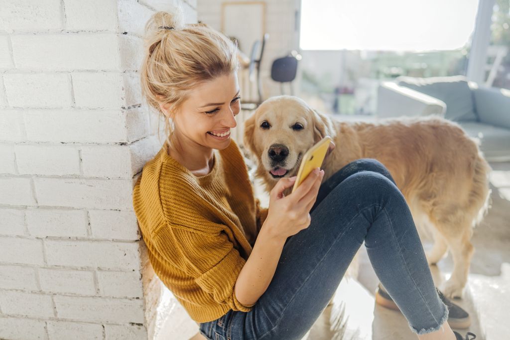 Kvinde der besøger Agrias hjemmeside med en hund ved sin side.