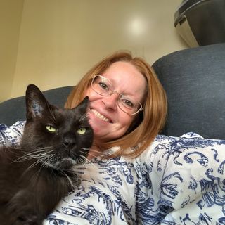 Yvonne Thomsen med sin kat