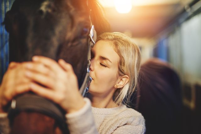Kvinde krammer en hest