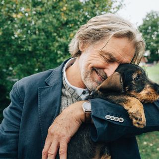 Mand krammer sin hund