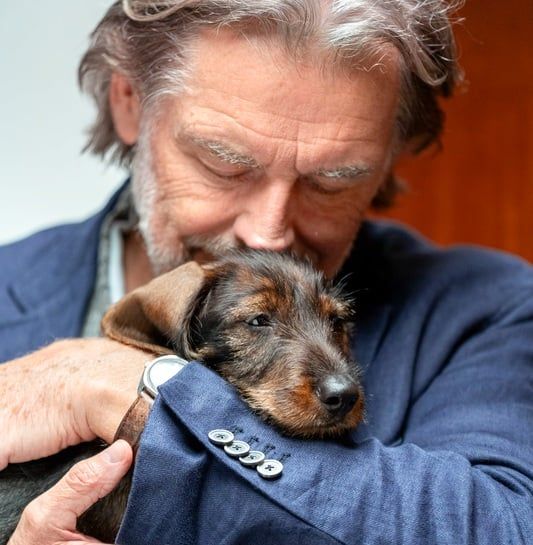 Mand krammer sin gravhund.