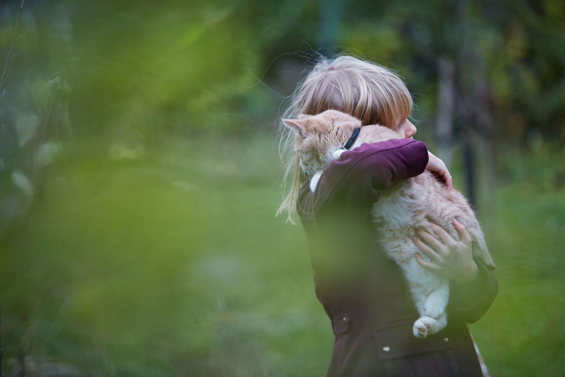 Pige, der bærer en kat.