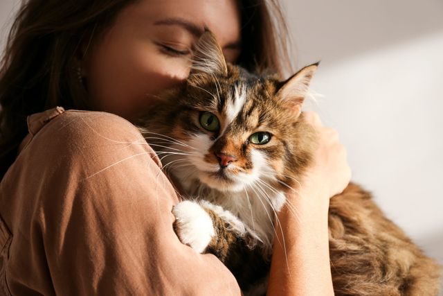 Kvinde krammer sin kat
