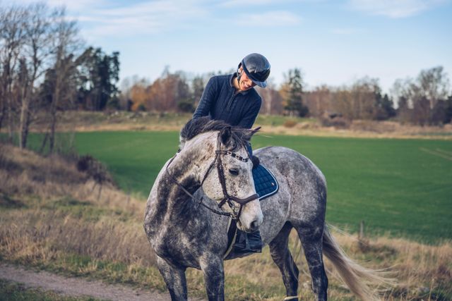 Hest og rytter på terræntur