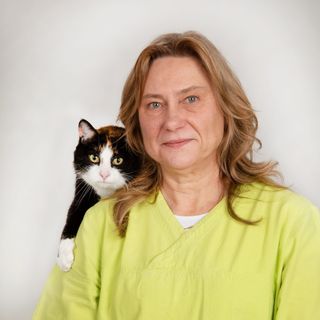 Catarina Eliasson med kat på skulderen