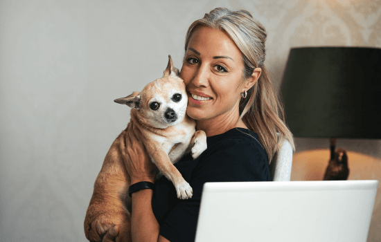 Dyrlæge med sin hund