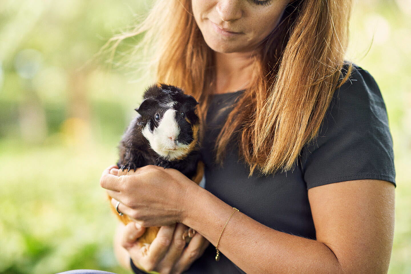 Pigpge sidder med marsvin.