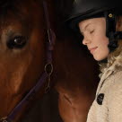 Pige står sammen med sin pony