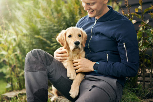 Mand hygger med hundehvalp.