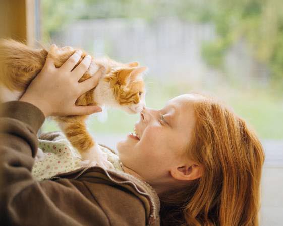 Pige og killing hygger