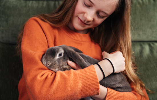 Pigge sidder med kanin.