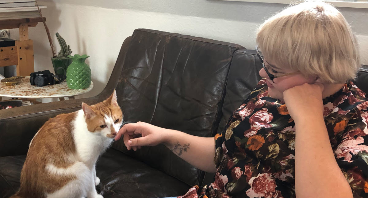 Katten hjælper Janni, der af PTSD - nu kåres regional dyrehelt - Agria Dyreforsikring