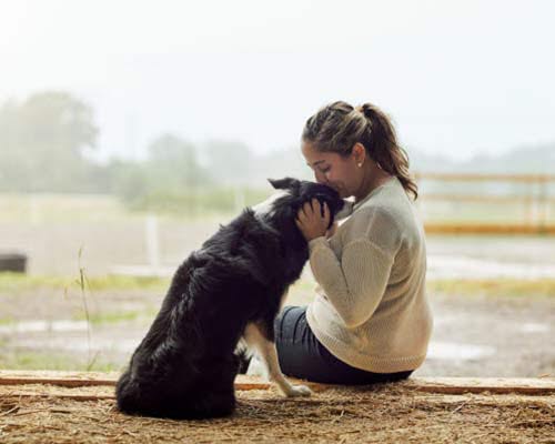 Pige er glad for sin hund